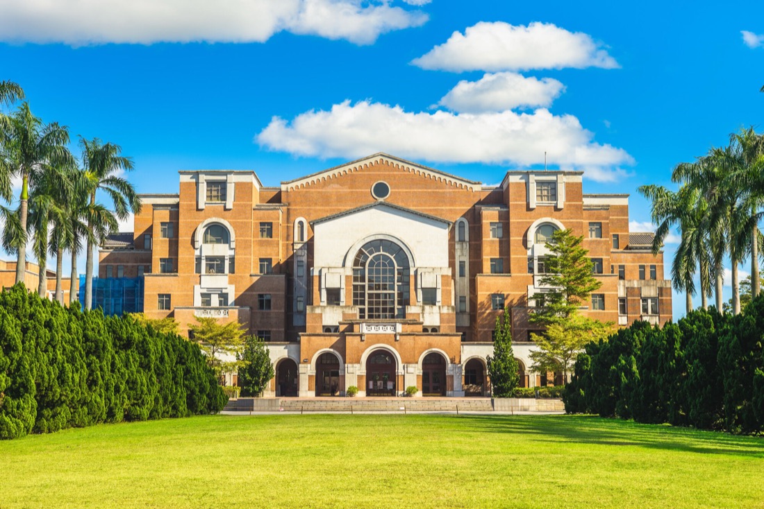 国立台湾大学の図書館と芝生の広場